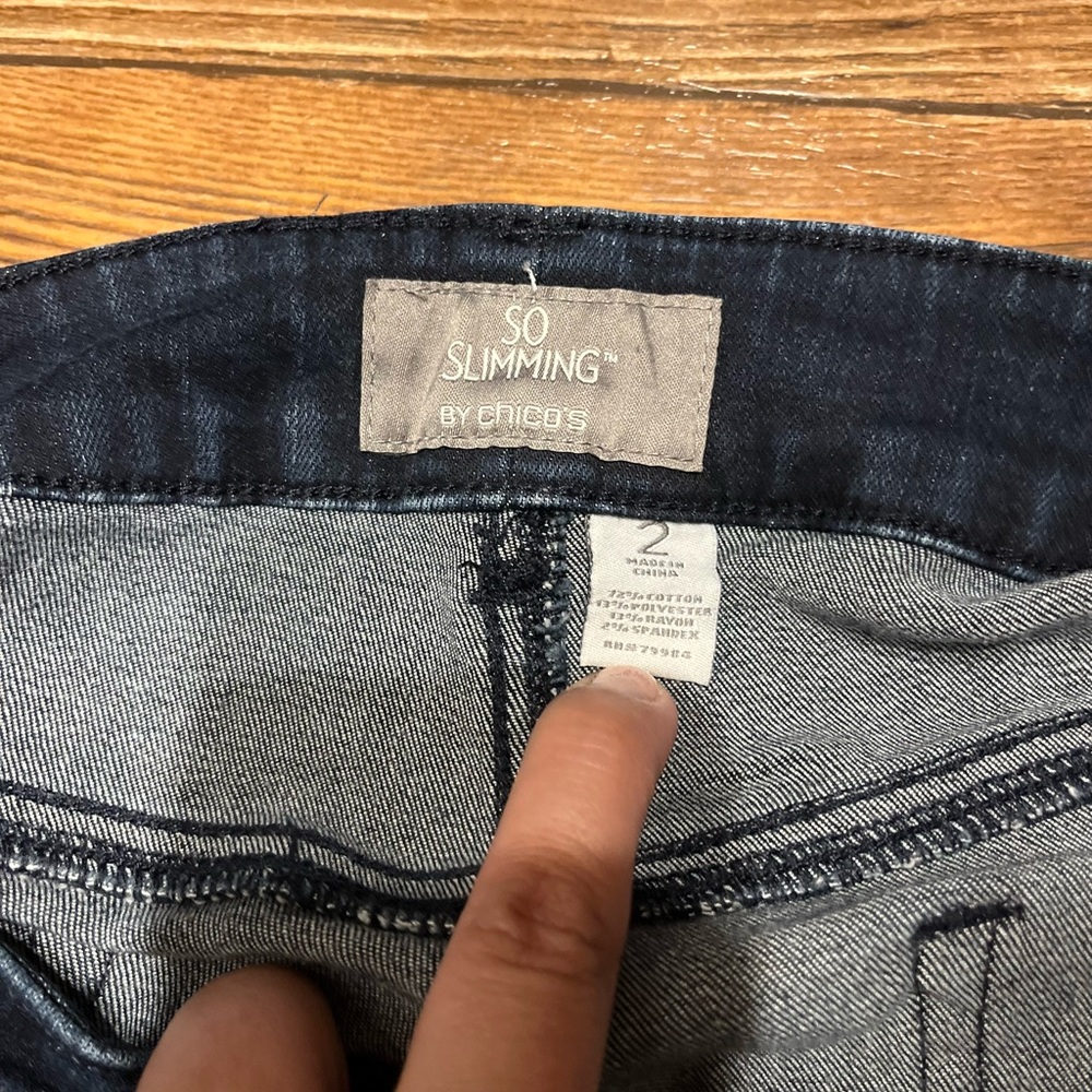 🥳HP🥳 LIKE NEW - CHICO'S SO SLIMMING JEAN CAPRIS - DARK WASH - Picture 4 of 7